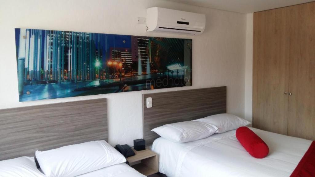 Hotel Med 70 Medellín Buitenkant foto