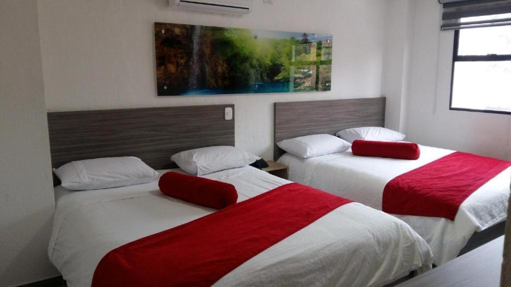Hotel Med 70 Medellín Buitenkant foto